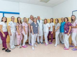 T&yacute;m dětsk&eacute;ho oddělen&iacute; (l&eacute;kařky a dětsk&eacute; sestry) při novorozeneck&eacute;m oddělen&iacute; vč. prim&aacute;ře Doc. MUDr. &Scaron;těp&aacute;na Kut&iacute;lka a vrchn&iacute; sestry dětsk&eacute;ho odd. Bc.&nbsp;Gabriely Kub&iacute;kov&eacute; (oba uprostřed u stěny)&nbsp;&nbsp;