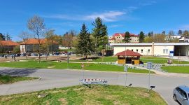 park před nemocnic&iacute;