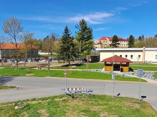 park před nemocnic&iacute;